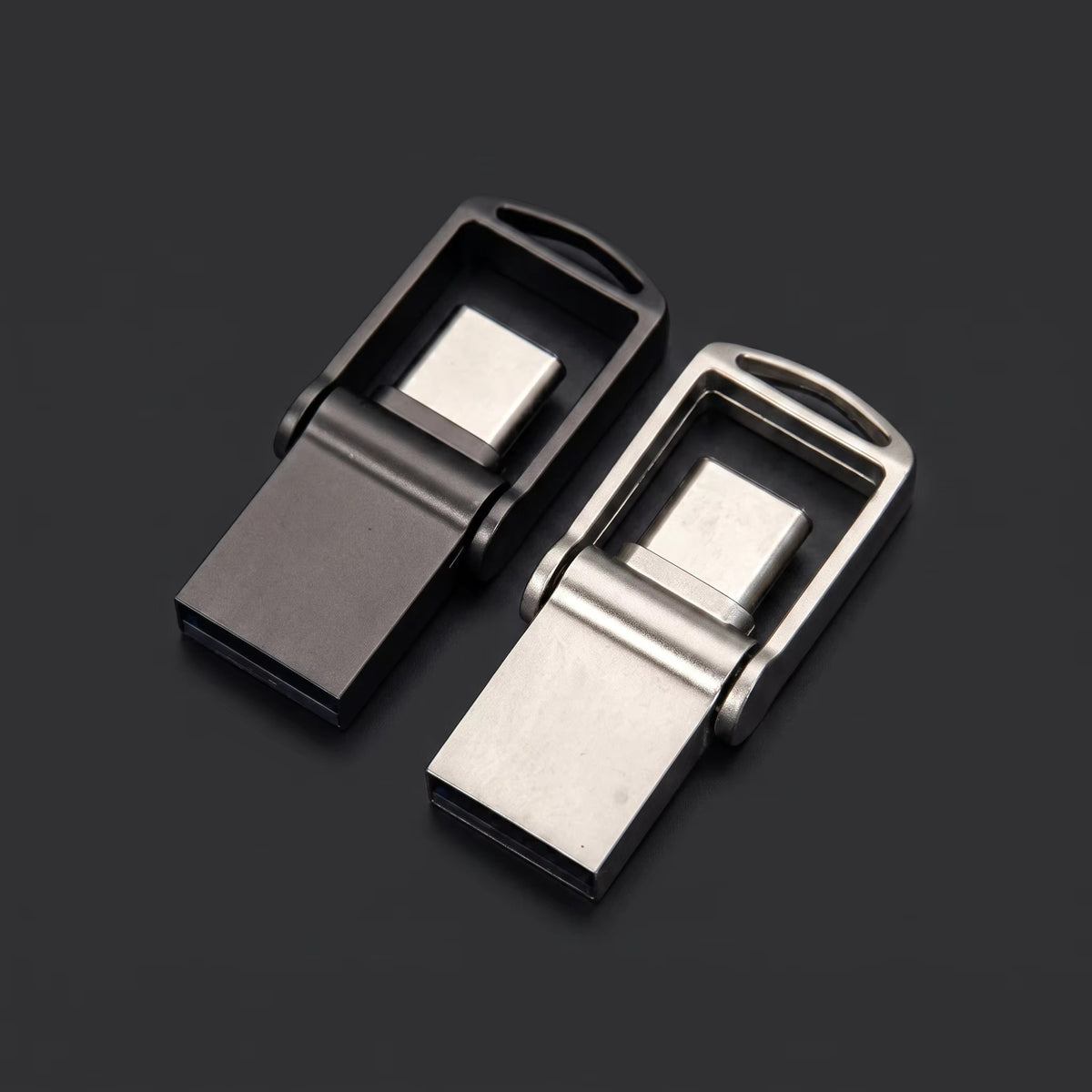 USB-minne i svart och silver med vridbar design